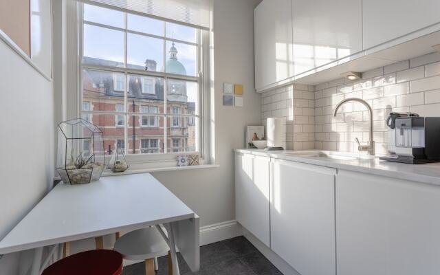 2 Bedroom Apartment in the Heart of Angel