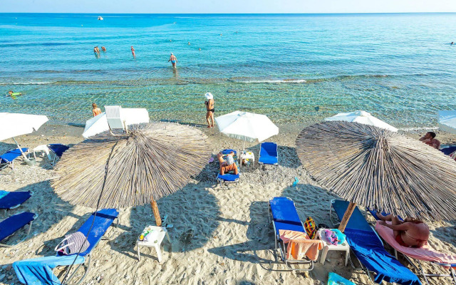 Xenios Dolphin Beach Hotel