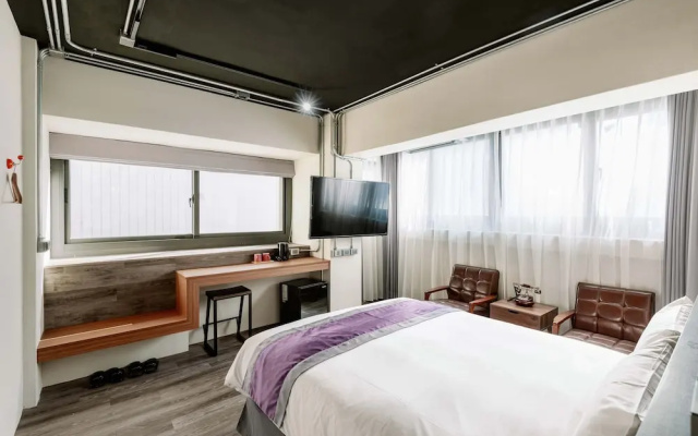 Saturn Hotel
