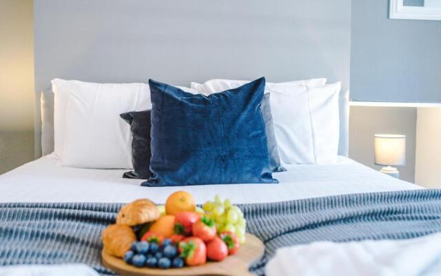 Rest & Recharge by MediaCityUK (4 bedrooms, 9 beds, 2 bathrooms, Free Parking)