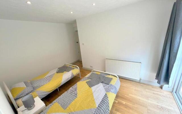 Twin Studio Flat in Sutton - Ground Floor