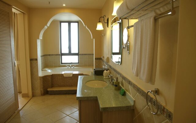 Twin Moon Bay WeHouse Hotel