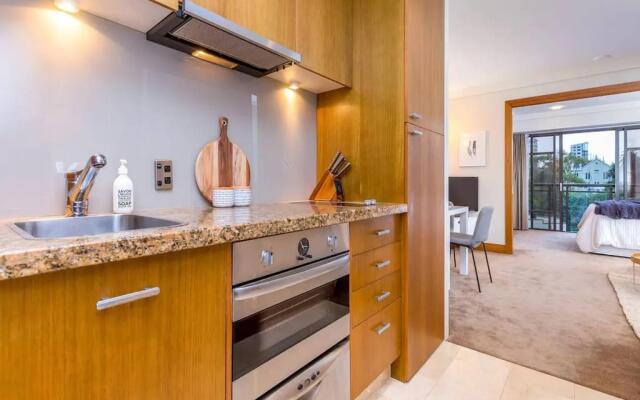 Stylish Central City Apartment with  Pool and Gym