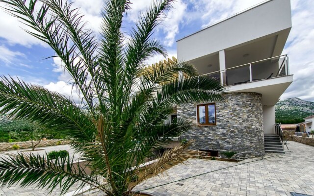 Luxurious Villa with Private Swimming Pool, Hot Tub, Sauna, Lovely Taverne