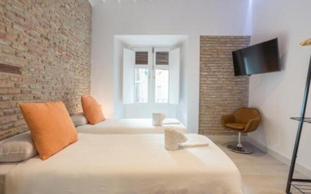 Te1A-El Teatro Brick Wall Suite Prime Location