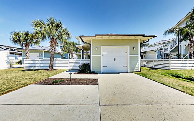 Luxe Waterfront - 3 Br Home