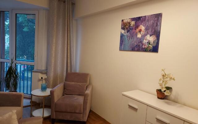 APART- salon z aneksem kuchenym, 2 sypialnie, łazienka