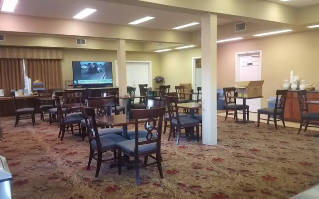 Sunday House Inn and Suites