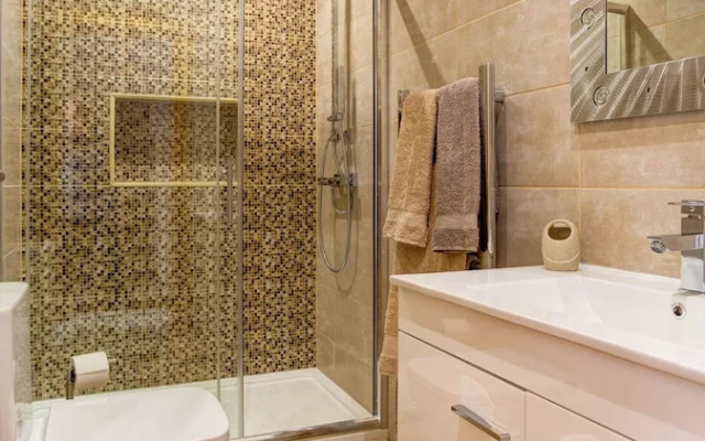 Elizabet Modern Apartment in the Heart of the Ci