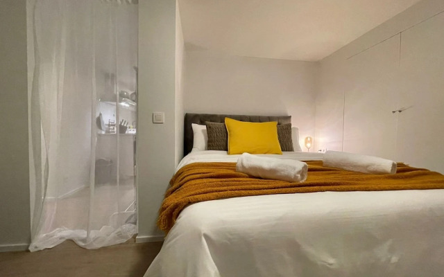 One Lux Stay Near Antwerp Central - Studio Apartment