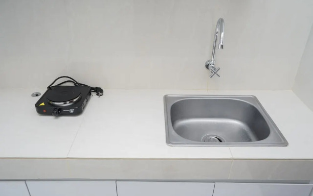 Homey Studio Apartment with Pool View at Springwood Residence