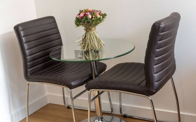 Modern Yet Homely Quartermile Apartment With Elevator