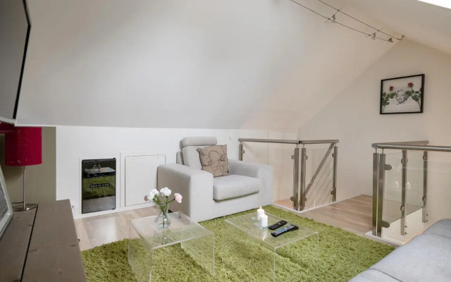 Central top floor apartment