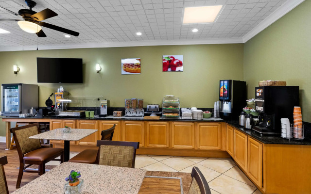 Quality Inn Fayetteville near Historic Downtown Square