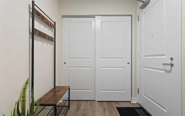 Near Riverwalk 2BR Private Balcony Downtown