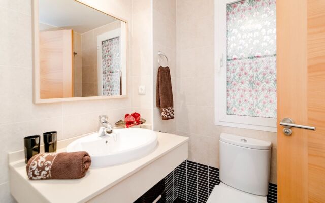 PC-Comfy 2 bedroom apt center Estepona
