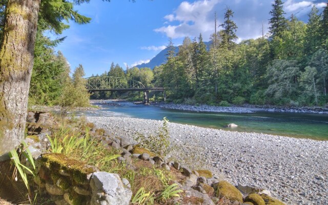 Wild Sky Escape - One Bedroom Cabin with Hot Tub