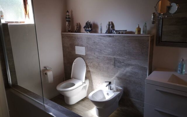 Room in Guest Room - Home Away From Home With Friendly Hosts