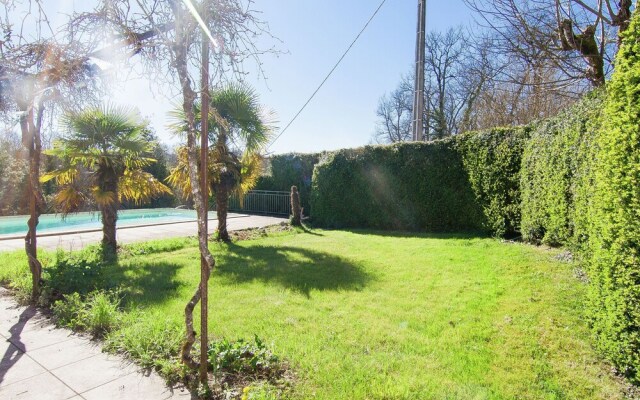 Warm Mansion with Swimming Pool in Sigoules France