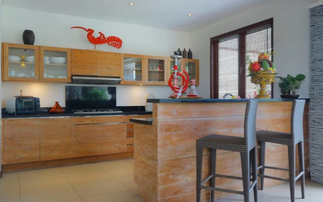 Luxury Private Villa, 4 BR, Canggu w/ Staff