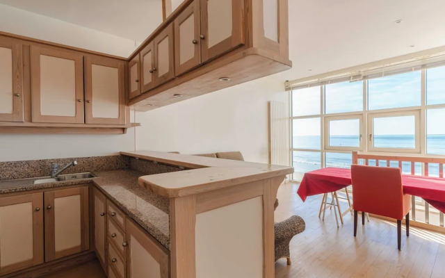 The Benervilloise Villa With its Feet in the Water