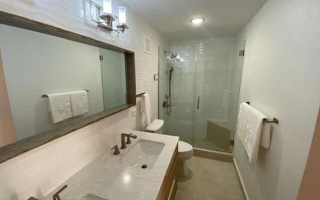 Newly Remodeled Townhouse w Private Pool Sc40