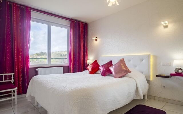 Panoramic White House Suite in Tulle