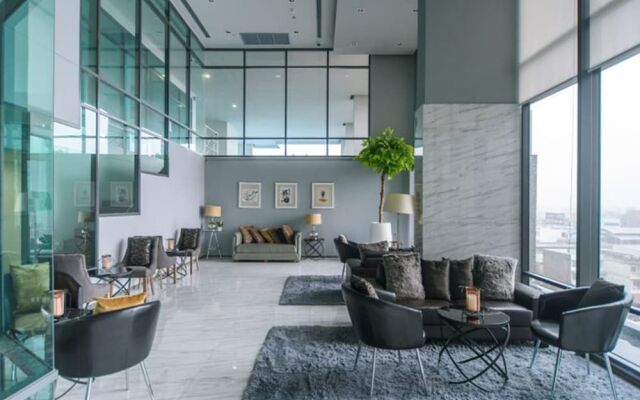 Locals Bangkok The Rich Sathorn-Taksin