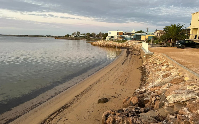 Beachside & Jetty View Apartment 1 - Admirals Apartment