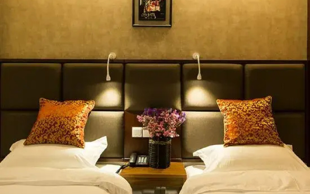 Oriental Holiday Hotel (Zhengzhou Chengdong Road Wenmiao Metro Station)