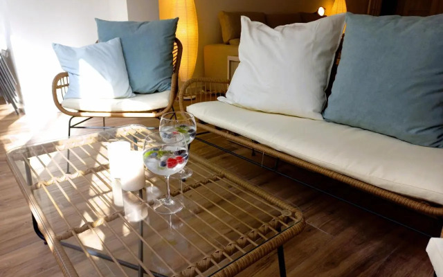 white pearl apartment central confy spacious