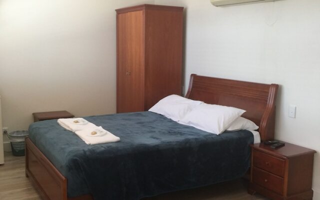 Aussie Hotel & Motel