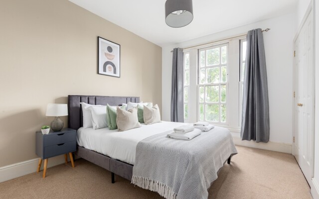 Beautiful Canal-Side Apartment in Islington