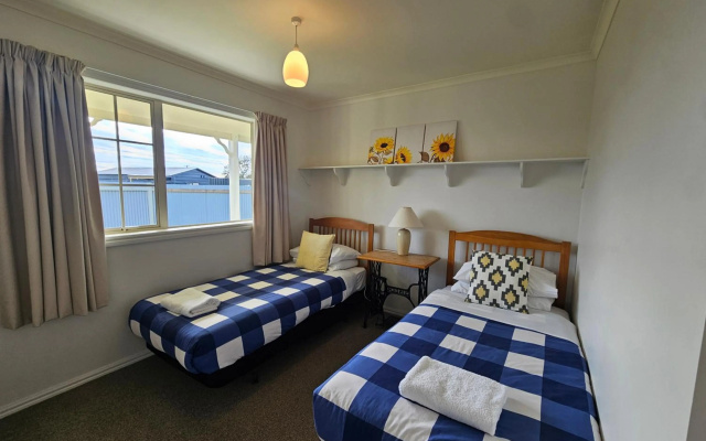 Relax on Rata, Cottage 1 – Guest Rooms – Twizel