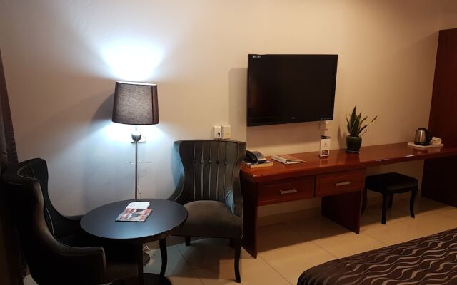 Paddy's Hotel & Apartments