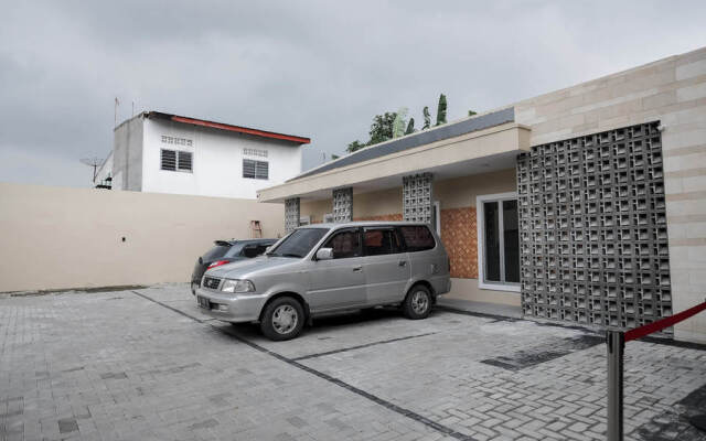 RedDoorz near RS Royal Prima Medan 2