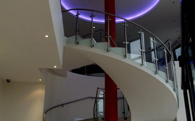 Holiday Inn Express London - Newbury Park