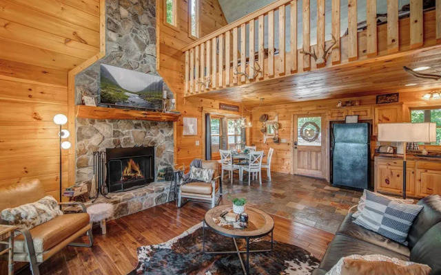 Gorgeous & Secluded 3 BDR Cabin in Mineral Bluff!