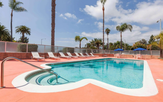 Super 8 By Wyndham Santa Barbara/Goleta