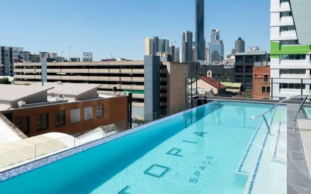 2BR Utopia Fortitude Valley Pool Rooftop King bed