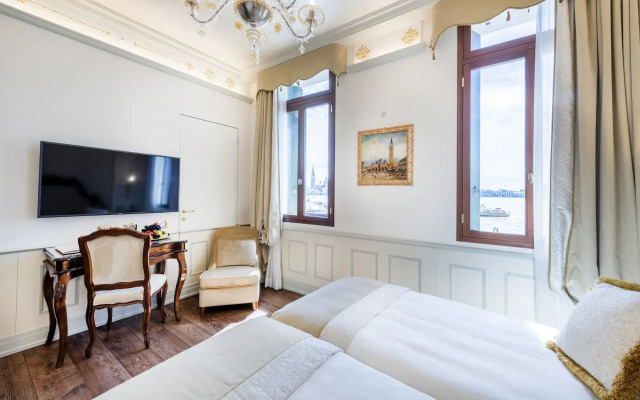 Monaco & Grand Canal Hotel