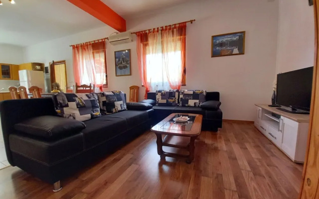 Detached House at Country Side, Fenced Private Garden Ideal for 2 Fam, Wifi