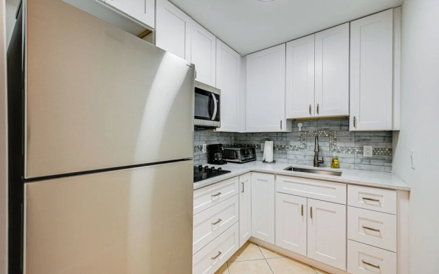 Naples Condo w/ Pool - Walk to Dining & Beach