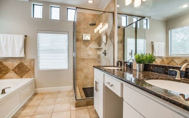 Stunning Oak Lawn Townhouse Close to everything