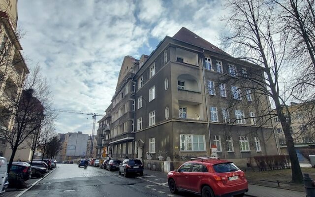 Stylish Grey Studio in Poznan by Renters