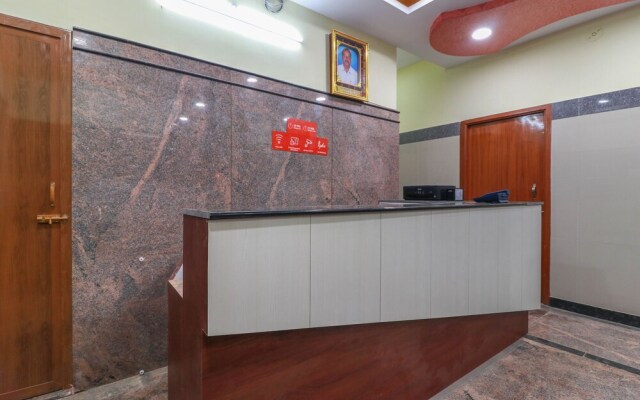 SPOT ON 49005 Raja Lodge