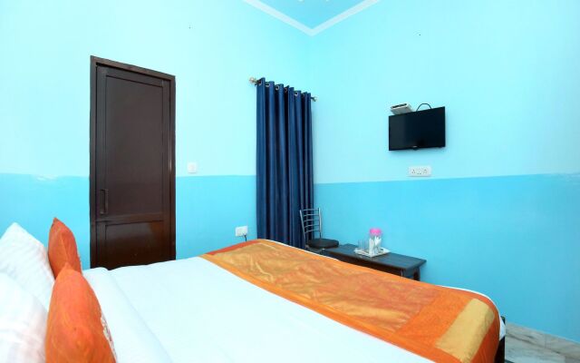 OYO 11886 Hotel Crystal