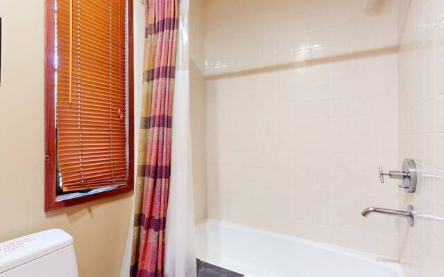 Rainbow Villas 1 Charming Boutique complex, Dual Master Suites, Forest Mountain Views by RedAwning