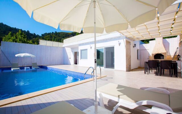 Villa Pinarbasi by Akdenizvillam