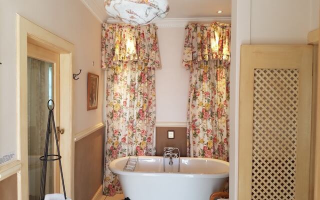 Sherwood's Country House